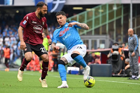 Pemain Napoli Mathias Olivera berebut bola dengan pemain Salernitana Grigoris Kastanos pada pertandingan lanjutan Liga Italia di Stadio Diego Armando Maradona, Naples, Italia, Minggu (30/4/2023).  Foto: Filippo MONTEFORTE / AFP