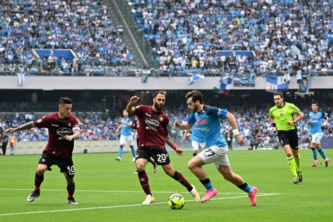Pemain Napoli Khvicha Kvaratskhelia berusaha melewati pemain Salernitana pada pertandingan lanjutan Liga Italia di Stadio Diego Armando Maradona, Naples, Italia, Minggu (30/4/2023).  Foto: Filippo MONTEFORTE / AFP