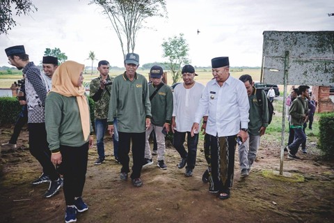 Bupati Jember Hendy Siswanto saat mengunjungi Candi Deres. Foto: Dok. Istimewa