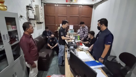 Tim Ditreskrimum Polda Sumut Geledah PT Almira, pemilik gudang solar ilegal yang diawasi AKBP Achiruddin Hasibuan pada Sabtu (29/4/2023). Foto: Polda Sumut