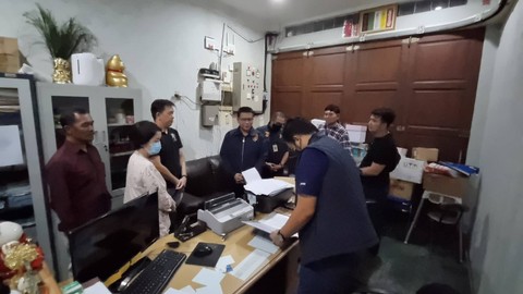 Tim Ditreskrimum Polda Sumut Geledah PT Almira, pemilik gudang solar ilegal yang diawasi AKBP Achiruddin Hasibuan pada Sabtu (29/4/2023). Foto: Polda Sumut