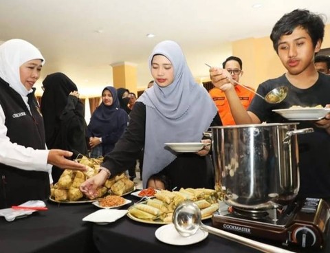 Gubernur Khofifah Indar Parawansa saat menjamu para pengungsi dari Sudan, Minggu (30/4) kemarin. Foto: Humas Pemprov Jatim 