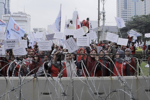 Sejumlah buruh dan kelompok massa melakukan aksi unjuk rasa dalam perayaan May Day di kawasan Monas, Senin (1/5/2023). Foto: Iqbal Firdaus/kumparan