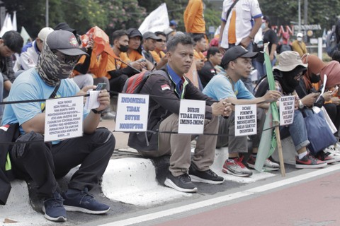 Sejumlah buruh dan kelompok massa melakukan aksi unjuk rasa dalam perayaan May Day di kawasan Monas, Senin (1/5/2023). Foto: Iqbal Firdaus/kumparan