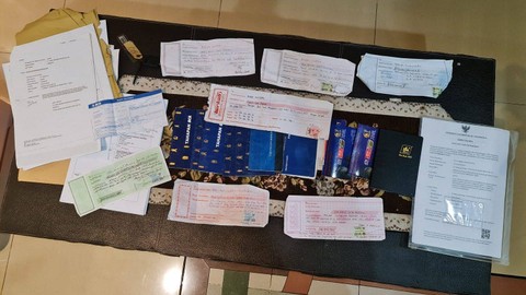 Kuitansi bernilai puluhan hingga ratusan juta di rumah AKBP Achiruddin yang ditemukan Ditreskrimum Polda Sumut saat penggeledahan terkait gratifikasi. Foto: Polda Sumut