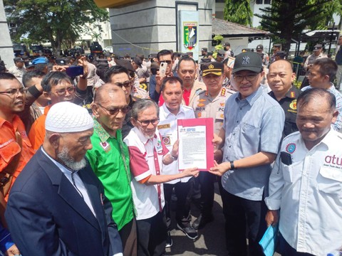 Perwakilan buruh saat menyampaikan aspirasi kepada Kepala Dinas Tenaga Kerja Provinsi Lampung, Agus Nompitu. | Foto : Galih Prihantoro/ Lampung Geh
