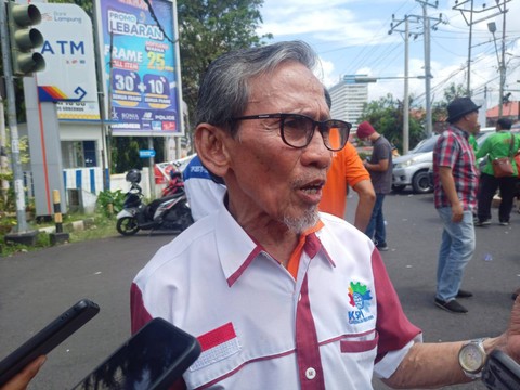 Ketua KSPI Lampung, Sulaiman Ibrahim saat diwawancarai dalam aksi May Day di Lampung. | Foto : Galih Prihantoro/ Lampung Geh