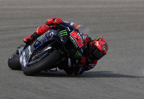 Aksi pebalap Prancis, Fabio Quartaro, dalam sesi Latihan Bebas 3 MotoGP Spanyol 2023 di Sirkuit Jerez, Cadiz, Spanyol, Minggu (30/4). Foto: Pierre-Philippe Marcou/AFP
