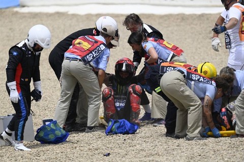 Petugas medis merawat Fabio Quartararo usai insiden dengan Miguel Oliveira dalam balapan MotoGP Spanyol 2023 di Sirkuit Jerez, Cadiz, Spanyol, Minggu (30/4). Foto: Jorge Guerrero/AFP