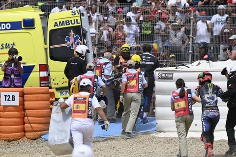 Petugas medis merawat Fabio Quartararo dan Miguel Oliveira usai insiden di MotoGP Spanyol 2023 di Sirkuit Jerez, Cadiz, Spanyol, Minggu (30/4). Foto: Jorge Guerrero/AFP