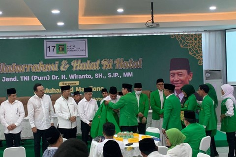 Pemasangan jas PPP kepada sejumlah kader dari Jenderal Wiranto Club oleh Plt Ketum PPP, Muhammad Mardiono di DPP PPP, Senin (1/5). Foto: Luthfi Humam/kumparan