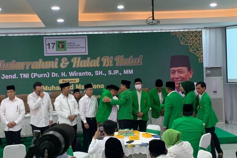 Pemasangan jas PPP kepada sejumlah kader dari Jenderal Wiranto Club oleh Plt Ketum PPP, Muhammad Mardiono di DPP PPP, Senin (1/5). Foto: Luthfi Humam/kumparan