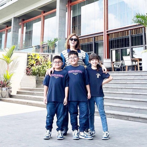 Dhena Devanka dan tiga anaknya. Foto: Instagram/@dhenaaldhaliadevanka