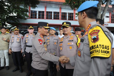 Kapolda Jateng Irjen Pol Ahmad Luthfi beri semangat aparat Gabungan TNI dan Polri , Pemda, Kesehatan  yang bertugas di Pos Pam Pat.  Foto: Dok. Istimewa