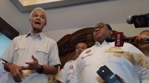 Ganjar Pranowo bertemu dengan perwakilan buruh yang diwakili oleh Presiden KSPSI Andi Gani Nena Wea di Dharmawangsa, Senin (1/5).  Foto: Thomas Bosco/kumparan