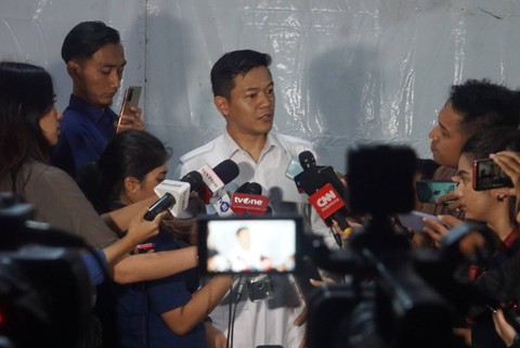 Waketum Gerindra Sugiono menyampaikan konferensi pers terkait pertemuan Wiranto dan Prabowo Subianto di Babakan Madang, Bogor, Senin (1/5).   Foto: Iqbal Firdaus/kumparan