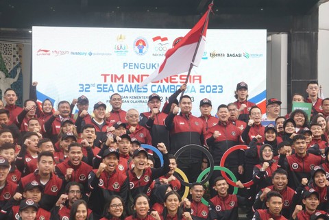 Menteri Pemuda dan Olahraga Republik Indonesia (Menpora RI) Dito Ariotedjo memimpin upacara pelepasan kontingen Indonesia untuk SEA Games ke-32 di Kamboja di Halaman Kantor Kemenpora, Jakarta, Selasa (2/5/2023). Foto: Iqbal Firdaus/kumparan