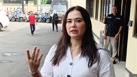 Catherine Wilson menjawab pertanyaan wartawan saat tiba di Kantor Polres Metro Depok, Selasa (2/5/2023). Foto: Aprilandika Pratama/kumparan