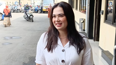 Catherine Wilson menjawab pertanyaan wartawan saat tiba di Kantor Polres Metro Depok, Selasa (2/5/2023). Foto: Aprilandika Pratama/kumparan