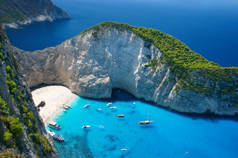 Keindahan Pantai Navagio di Yunani. Foto: KellySHUTSTOC/shutterstock