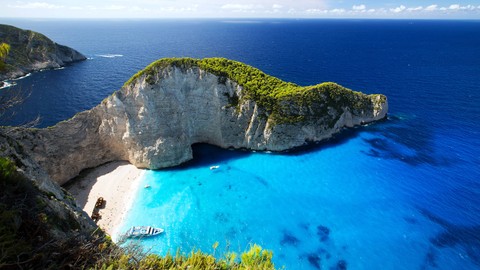 Keindahan Pantai Navagio di Yunani. Foto: Natalia Deriabina/shutterstock