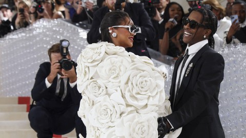Rihanna dan ASAP Rocky di Met Gala di New York City, Amerika Serikat pada Senin (1/5/2023). Foto: Andrew Kelly/Reuters