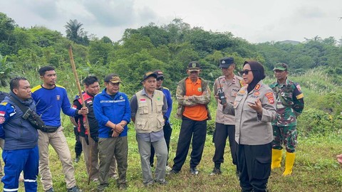 Polres Subang melakukan pencarian Darel, bocah 3 tahun yang hilang di Subang. Foto: Polsek Kalijati