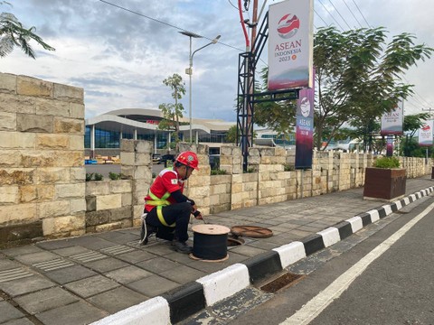 Petugas lapangan Telkom melakukan pengecekan kesiapan infrastruktur jaringan TelkomGroup jelang pelaksanaan KTT ASEAN ke-42 di Labuan Bajo (1/4). Foto: dok. Telkom