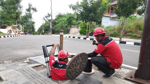Petugas lapangan Telkom melakukan pengecekan kesiapan infrastruktur jaringan TelkomGroup jelang pelaksanaan KTT ASEAN ke-42 di Labuan Bajo (1/4).