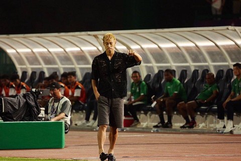 Gaya santai Honda dampingi Timnas Kamboja di Sea Games.  Foto: Instagram/@keisukehonda