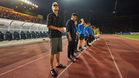 Gaya santai Honda dampingi Timnas Kamboja di Sea Games.  Foto: Instagram/@keisukehonda