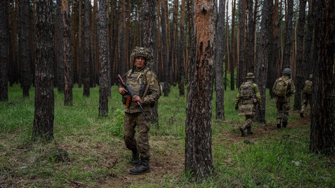 Tentara Ukraina berjalan menyusuri hutan di Kharkiv, Ukraina pada Senin (1/5/2023). Foto: Dimitar Dilkoff/AFP