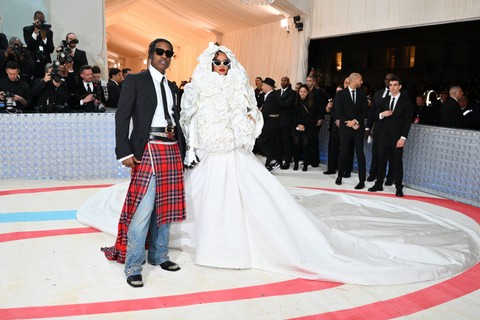 Rapper AS A$AP Rocky (kiri) dan penyanyi Barbados Rihanna tiba untuk Met Gala 2023 di Metropolitan Museum of Art pada 1 Mei 2023, di New York. Foto: ANGELA WEISS / AFP