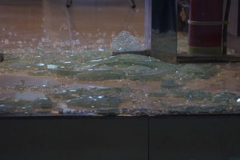 Pecahan kaca di lokasi penembakan di gedung MUI Jakarta, Selasa (2/5/2023). Foto: Iqbal Firdaus/kumparan