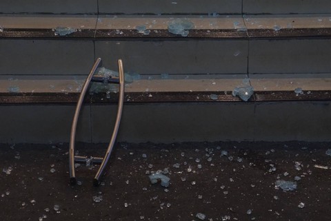 Pecahan kaca di lokasi penembakan di gedung MUI Jakarta, Selasa (2/5/2023). Foto: Iqbal Firdaus/kumparan