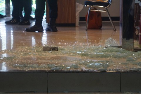 Pecahan kaca di lokasi penembakan di gedung MUI Jakarta, Selasa (2/5/2023). Foto: Iqbal Firdaus/kumparan