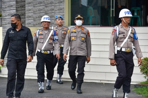 Mantan Kabag Bin Ops Direktorat Narkoba Polda Sumatera Utara AKBP Achiruddin Hasibuan (kedua kanan) berjalan menuju gedung Bid Propam saat akan menjalani sidang Komisi Kode Etik Polri di Polda Sumatera Utara, Medan, Selasa (2/5/2023). Foto: Fransisco Carolio/ANTARA FOTO