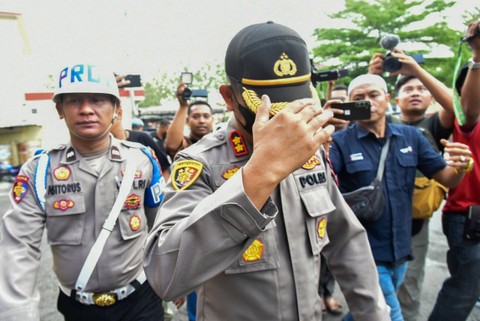 Mantan Kabag Bin Ops Direktorat Narkoba Polda Sumatera Utara AKBP Achiruddin Hasibuan berjalan menuju gedung Bid Propam saat akan menjalani sidang Komisi Kode Etik Polri di Polda Sumatera Utara, Medan, Selasa (2/5/2023). Foto: Fransisco Carolio/ANTARA FOTO