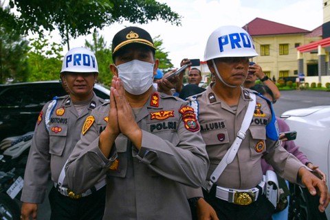 Mantan Kabag Bin Ops Direktorat Narkoba Polda Sumatera Utara AKBP Achiruddin Hasibuan (tengah) berjalan menuju gedung Bid Propam saat akan menjalani sidang Komisi Kode Etik Polri di Polda Sumatera Utara, Medan, Selasa (2/5/2023). Foto: Fransisco Carolio/ANTARA FOTO