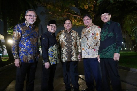Para ketua umum partai koalisi Jokowi: Ketum PAN Zulkifli Hasan, Ketum PKB Muhaimin Iskandar, Ketum Gerindra Prabowo Subianto, Ketum Golkar Airlangga Hartarto, dan Plt. Ketum PPP Mardiono. Foto: Akbar Nugroho Gumay/ANTARA