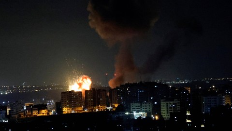 Asap dan api membubung di atas gedung-gedung setelah serangan udara Israel di Rafah, Jalur Gaza selatan, Rabu (3/5/2023). Foto: Mohammed Salem/Reuters