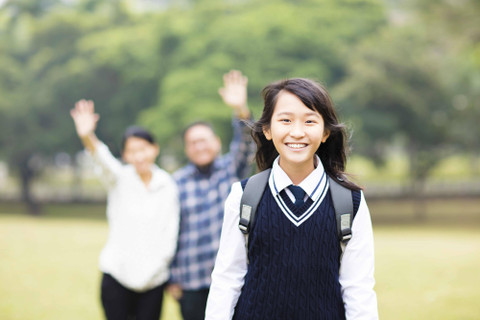 Ilustrasi anak praremaja dan orang tuanya. Foto: Tom Wang/Shutterstock
