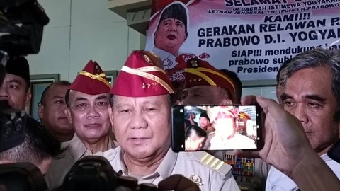 Ketua Dewan Pembina Purnawirawan Pejuang Indonesia Raya (PPIR), Prabowo Subianto, usai menghadiri Reuni Akbar dan Halal Bihalal Purnawirawan TNI-Polri di Jogja Expo Center (JEC), Kabupaten Bantul, Yogyakarta, Rabu (3/5/2023). Foto: Arfiansyah Panji Purnandaru/kumparan