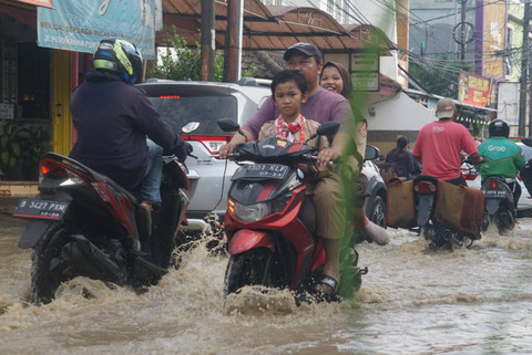 Kondisi banjir di perumahan Pondok Gede Permai, Bekasi, Jawa Barat, Kamis (5/4/2023). Foto: Iqbal Firdaus/kumparan