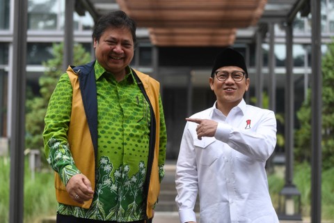 Ketua Umum Partai Golkar Airlangga Hartarto (kiri) berbincang dengan Ketua Umum PKB Muhaimin Iskandar (kanan) sebelum pertemuan tertutup di Jakarta, Rabu (3/5/2023). Foto: Akbar Nugroho Gumay/ANTARA FOTO
