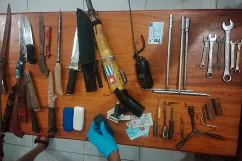 Polisi mengamankan sejumlah barang bukti dalam penggrebekan markas KKB di Yahukimo. Foto: Dok. Polda Papua