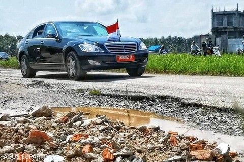 Mobil yang ditumpangi Presiden Jokowi melintasi jalan rusak di Jalan Ryacudu Kabupaten Lampung Selatan, Jumat (5/5/2023). Foto: Dok. Agus Suparto