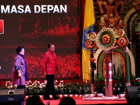 Presiden RI ke-5 Megawati Soekarnoputri (kiri), didampingi Gubernur Bali I Wayan Koster (tengah) membuka seminar Pembangunan Bali Masa Depan, 100 Tahun Bali Era Baru, di Seminyak, Bali, Jumat (5/5). Foto: Dok. PDIP
