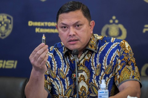 Ditreskrimum Polda Metro Jaya Kombes Pol Hengki Haryadi (kiri) menunjukan barang bukti pendorong peluru gas karbondioksida atau CO2 saat konferensi pers di gedung Ditreskrimum Polda Metro Jaya, Jakarta, Jumat (5/5/2023). Foto: Galih Pradipta/ANTARA FOTO