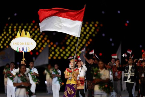 Kontingen Indonesia saat parade negara di upacara pembukaan SEA Games 2023, di Stadion Nasional Morodok Techo, Phnom Penh, Kamboja, Jumat (5/5/2023). Foto: Chalinee Thirasupa/REUTERS